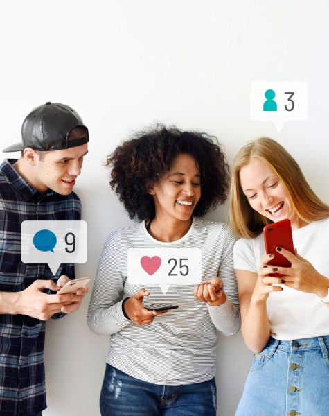 happy-friends-looking-social-media-smartphone